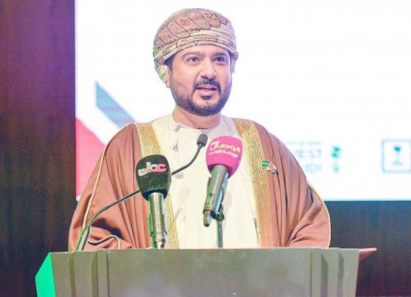 Minister of Investment Eng. Khalid Bin Abdulaziz Al-Falih and Omani Minister of Commerce, Industry and Investment Promotion Qais Bin Mohammed Al-Yousef  signed a memorandum of understanding for cooperation in encouraging investment in Muscat on Monday.