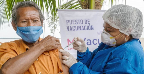 A member of the indigenous community in Colombia receives a COVID-19 vaccination. — courtesy OPS Colombia/Karen González Abr