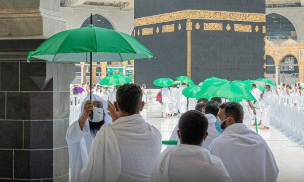 The General Presidency for the Affairs of the Two Holy Mosques has distributed 4,000 umbrellas to Umrah performers, worshippers and workers at the Grand Mosque.