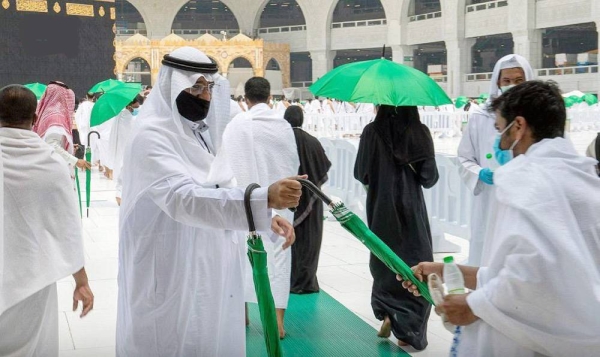 The General Presidency for the Affairs of the Two Holy Mosques has distributed 4,000 umbrellas to Umrah performers, worshippers and workers at the Grand Mosque.