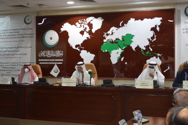 OIC Secretary General Dr. Yousef Bin Ahmed Al-Othaimeen, Permanent Representative of Saudi Arabia to OIC Dr. Saleh Bin Hamad Al-Suhaibani, and Director of KSrelief's Branch in Jeddah Dr. Abdullah Mohammad Al-Zahrani attended the press conference in which the announcement of the donation was made.