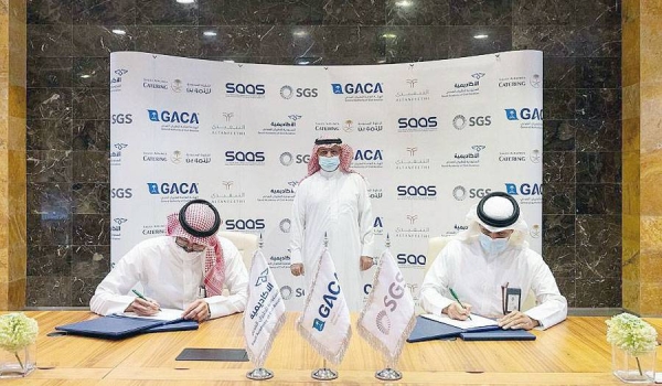 The SACA CEO Abdulmohsen Bin Yousef Qashgari and Saudi Ground Services Company CEO Raed Bin Hassan Al-Idrisi sign the deal.