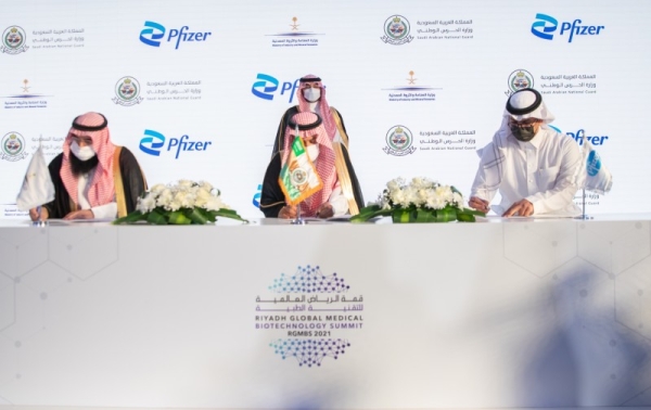 Saudi Arabia’s Ministry of Industry announced on Tuesday the signing of a memorandum of understanding (MoU) with the Pfizer Foundation to manufacture viral and genetic vaccines in the Kingdom.