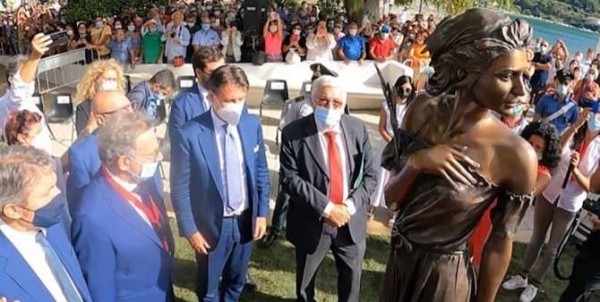 The statue was unveiled in the town of Sapri at the weekend.