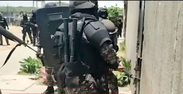 Police geared to enter the prison to quell the riot at Litoral penitentiary in Guayaquil.