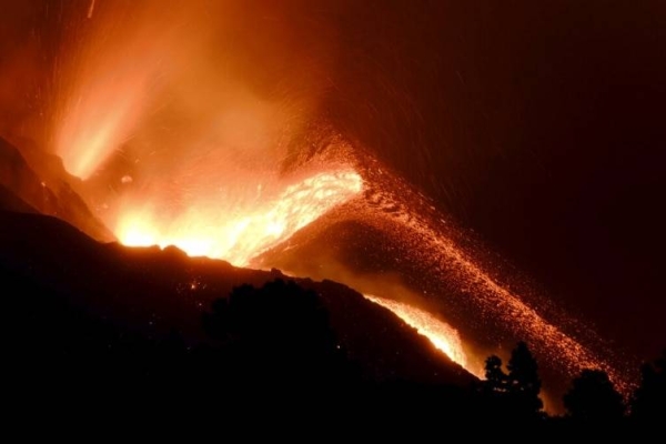 Between 700 and 800 residents have been evacuated from Los Llanos de Aridane due to the northwest advance of the volcanic lava.