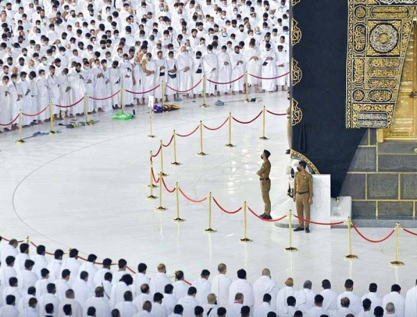 Muslims performed Al-Fajr prayer Sunday at the Grand Mosque amid atmosphere full of faith.