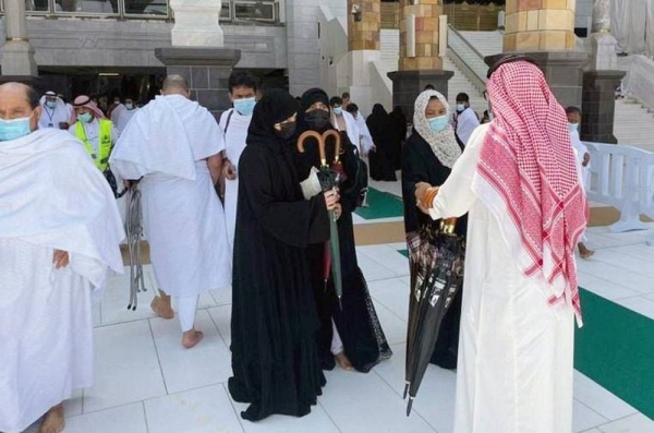 The General Presidency for the Affairs of the Two Holy Mosques has distributed about 2,000 umbrellas to Umrah performers and worshipers around the Tawaf (circumambulation) area at the Grand Mosque.