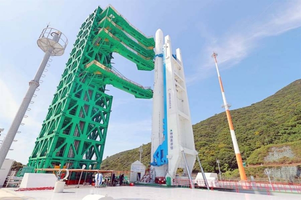 Korean space rocket Nuri is erected at a launch pad at the Naro Space Center in Goheung, South Jeolla Province, June 1. Courtesy of Korea Aerospace Research.