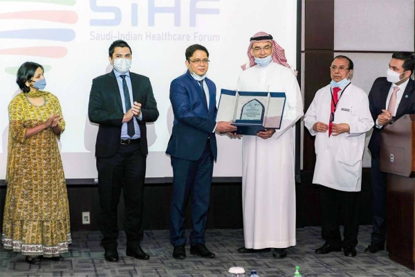 Indian Consul General Mohammed Shahid Alam receiving a memento from Dr. Ashraf Amir, executive director, IMC. Hamna Mariyam, Sabir Y., Dr. Iqbal Musani and Dr. Jemshith are also seen.