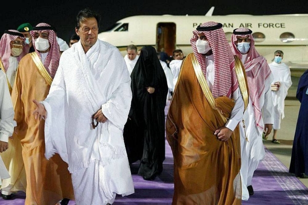 Pakistan Prime Minister Imran Khan is received by Prince Saud Bin Khalid Al-Faisal, deputy governor of Madinah Region, and a number of officials At Prince Mohammed Bin Abdulaziz International Airport.