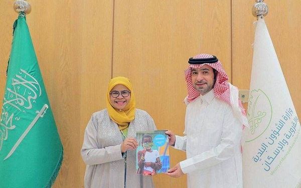 Minister of Municipal and Rural Affairs and Housing Majed Bin Abdullah Al-Hoqail met in his office Sunday with the Under-Secretary-General of the United Nations, the Executive Director of the United Nations Human Settlements Program Maimunah Mohammed Sharif.