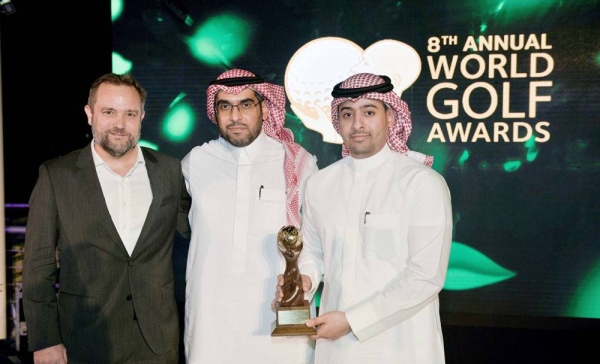 (l-r) Ed Edwards, Fawaz Al Ayban & Meshari Al Bahli of Golf Saudi collect the award.