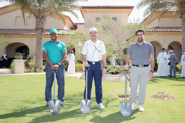 (l-r) Ed Edwards, Fawaz Al Ayban & Meshari Al Bahli of Golf Saudi collect the award.