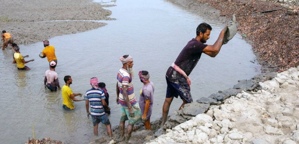 In Bangladesh, efforts are undertaken to improve coastal protection from flooding caused by storms and a rise in sea level due to climate change. — courtesy IMF/K. M. Asad