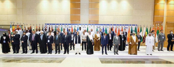 Members of the the Standards and Metrology Institute for Islamic Countries (SMIIC) and other Islamic institutions pose for a family photograph at King Salman International Convention Center in Madinah on Tuesday.