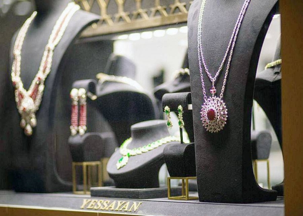 The Unique Jewelry Exhibition, which is held in the Riyadh Front zone, continues to grab the attention of its visitors, as part of the activities offered by Riyadh Season 2021, by allowing them to immediately purchase unique jewelry.