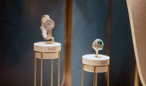 The Unique Jewelry Exhibition, which is held in the Riyadh Front zone, continues to grab the attention of its visitors, as part of the activities offered by Riyadh Season 2021, by allowing them to immediately purchase unique jewelry.