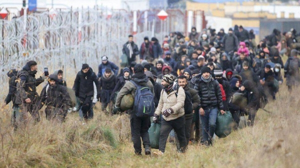 Thousands of people, many of them Kurds arriving from the Middle East, are camping at the border with Poland.