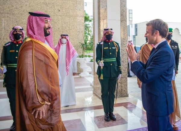 Crown Prince greeted by Macron after receiving him at Al-Salam Palace in Jeddah. (SPA)