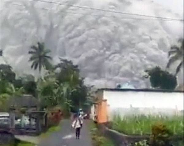 مقطع فيديو لأشخاص يفرون من عمود الدخان والرماد المنبعث من ثوران بركان جبل سيميرو في مقاطعة جاوة الشرقية بإندونيسيا ، يوم السبت.