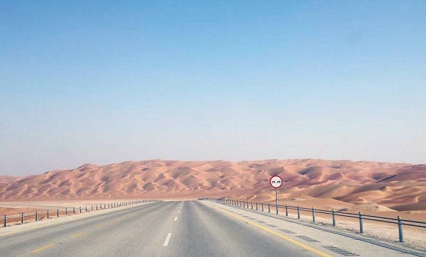 The 564-kilometer road connecting the Kingdom of Saudi Arabia with the Sultanate of Oman has been inaugurated from Al-Bathaa Intersection to the Empty Quarter on the Saudi-Omani borders.