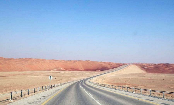 The 564-kilometer road connecting the Kingdom of Saudi Arabia with the Sultanate of Oman has been inaugurated from Al-Bathaa Intersection to the Empty Quarter on the Saudi-Omani borders.