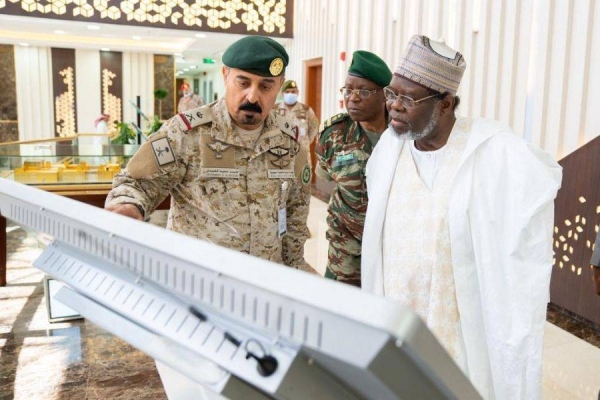 Maj. Gen. Mohammed bin Saeed Al-Moghedi explains IMCTC’s counterterrorism operations to Cameroon’s Ambassador to Saudi Arabia Iya Tidjani in Riyadh.