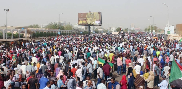 Protesters gather in front of the headquarters of the Sudanese army in the capital, Khartoum. (11 April 2019). — courtesy Masarib/Ahmed Bahhar