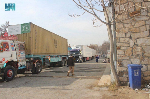 The first batch of 17 Saudi relief trucks from a total of 200 trucks arrived in Afghanistan from Pakistan.