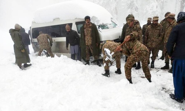 Army personnel remove a vehicle stuck in snow in Murree. — Coutesy photo by ISPR