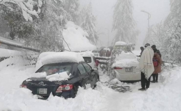 At least 16 stranded snow-tourists die at Pakistan hill station