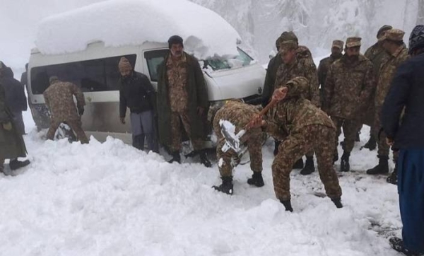 Around 1,000 cars were stranded after traveling to see heavy snow in Murree.