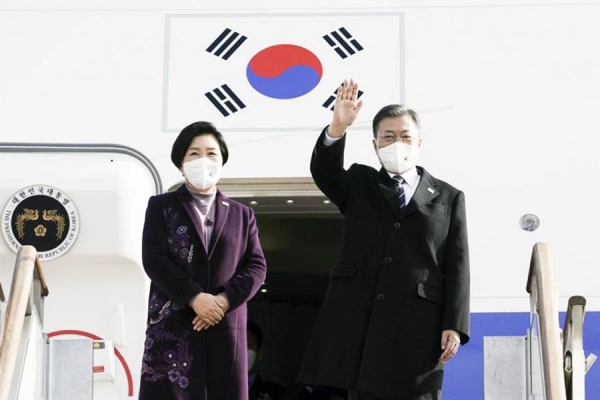 South Korean President Moon Jae-in and first lady Kim Jung-sook wave before leaving from Seoul Airport in Seongnam, Gyeonggi Province, for the United Arab Emirates (UAE), on Saturday. — courtesy Yonhap