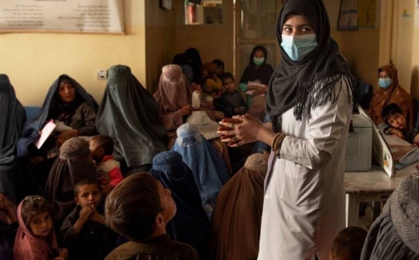 A nutrition nurse talks to women gathered at a UNICEF-supported clinic during a nutrition awareness session in Kandahar, Afghanistan.
