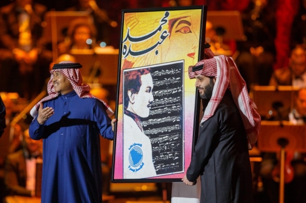 Turki Al-Sheikh, chief of the General Entertainment Authority and the Riyadh Season2, made a surprise appearance on the stage of the grand musical event to honor the “Artist of the Arabs.” 