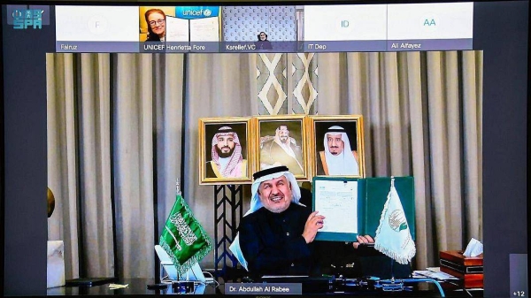  Dr. Abdullah Al-Rabeeah shows the agreement he signed with UNICEF Executive Director Henrietta Fore via videoconferencing.