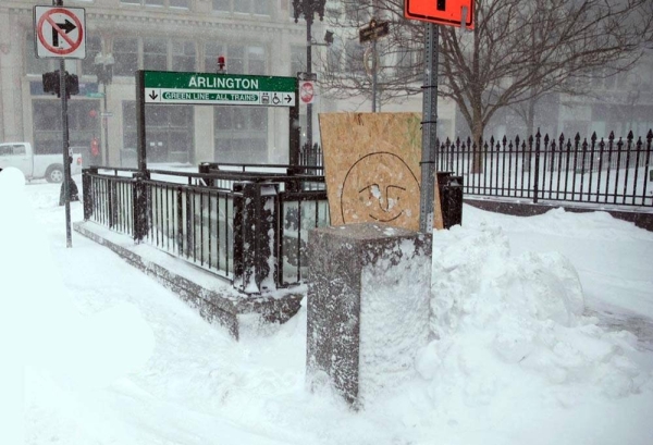 Parts of the US East Coast have been battered by blizzard conditions and heavy snowfall, sparking transport chaos and power cuts for thousands.