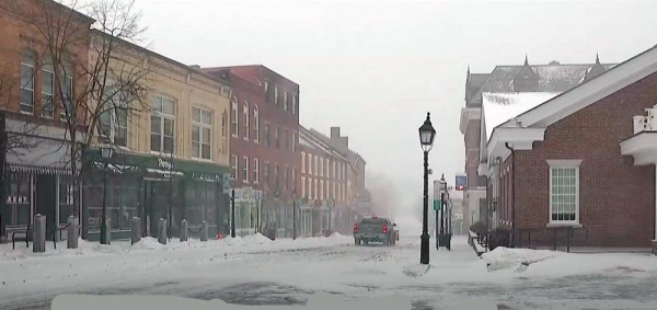 Parts of the US East Coast have been battered by blizzard conditions and heavy snowfall, sparking transport chaos and power cuts for thousands.