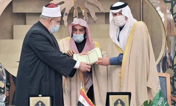 Undersecretary of the Ministry of Islamic Affairs, Call and Guidance for Islamic Affairs Sheikh Awad Bin Sabti Al-Enezi delivered the sixth batch of the Custodian of the Two Holy Mosques' gift of 100,000 copies of the Holy Qur’an in Cairo on Sunday.