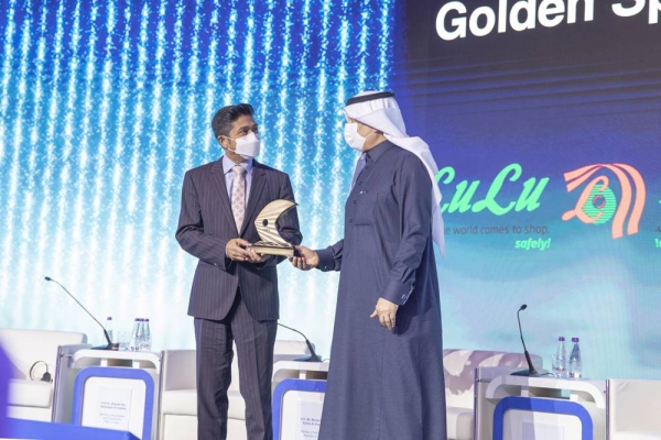 Eng. Abdulrahman Bin Abdulmohsen Al Fadhli, Minister of Environment, Water and Agriculture handing over memento to Shehim Mohammed, director of LuLu Hypermarkets, KSA.
