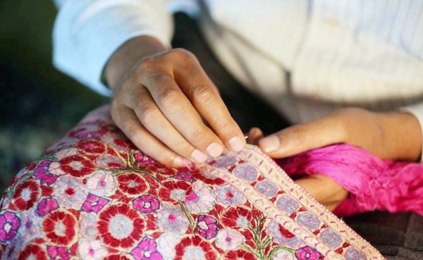 A Kashmiri artisan and weaver is crafting the famous Pashmina shawls.