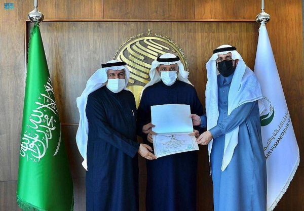 Supervisor General of KSrelief Dr. Abdullah Al Rabeeah hands over the certificate to Kellana CEO Dr. Abdullah Al-Dighither.