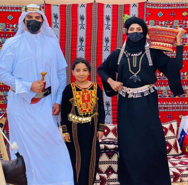 Huge turnout to buy popular folk clothing of Saudi Arabia