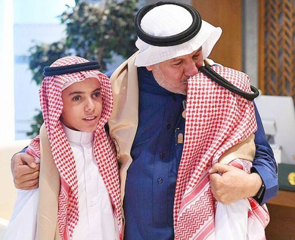 Advisor at the Royal Court and Supervisor General of King Salman Humanitarian Aid and Relief Center (KSrelief) Dr. Abdullah Bin Abdulaziz Al Rabeeah met with the Egyptian Siamese twin Hassan and Mahmoud and their parents in the center’s headquarters in Riyadh Wednesday.