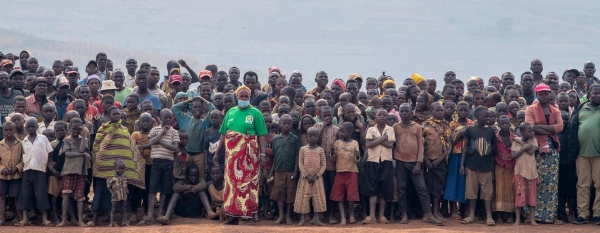 Displaced people during the arrival of the Under-Secretary-General for Peace Operations in Roe, DRC.