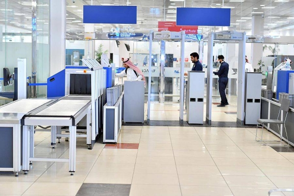 Arriving and departing passengers are required to disclose cash, jewelry and precious metals beyond the allowed limits to the customs authorities at Saudi airports.