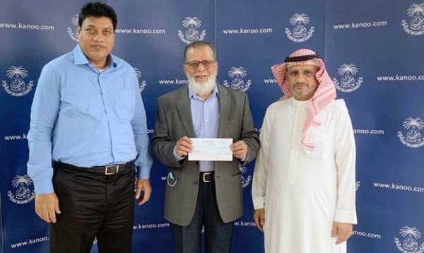Deputy P&PR Manager of YBA Kanoo Jeddah Omar Al Ghamdi handing over sponsorship check to Abdul Rehman Merchant in presence of JCA’s Ahmed Bin Mahfooz (Executive Secretary).
