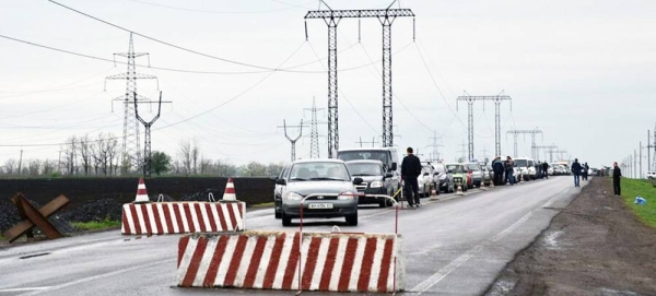 A checkpoint is monitored by authorities in Marinka, Donetsk Oblast. (file) — courtesy WFP/Deborah Nguyen