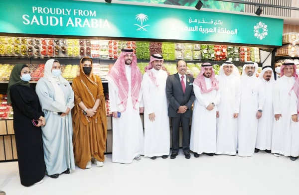 Dignitaries at the inauguration of LuLu's newest store in Dammam, Saudi Arabia. 